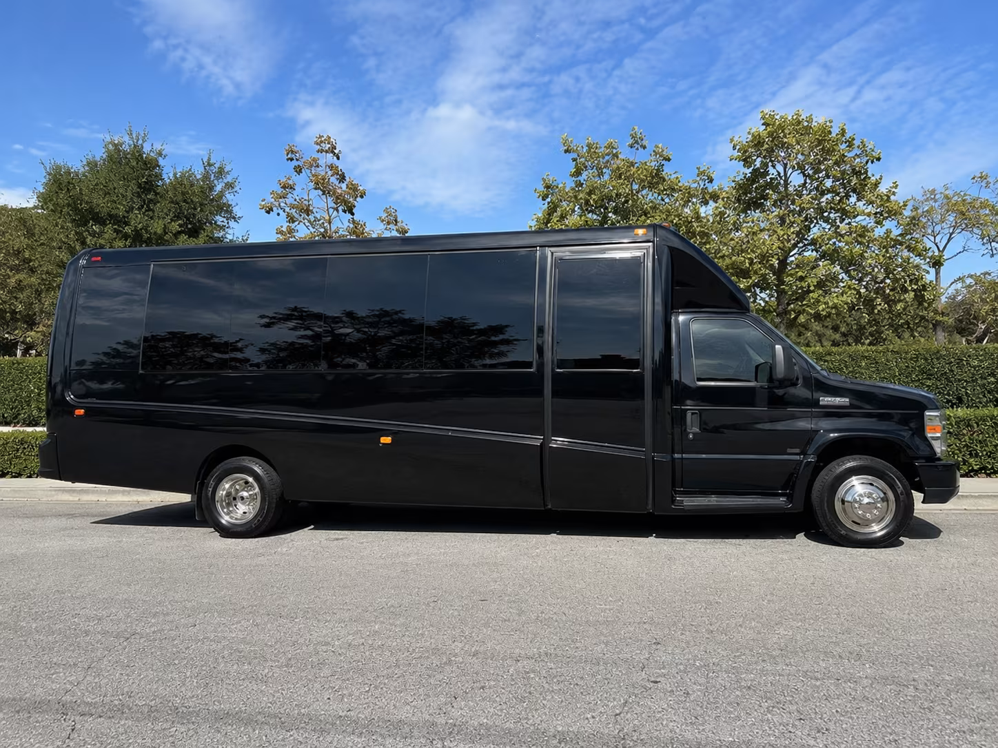 hendersonvillecharterbuscompany com connects you to field trip buses for nashville zoo cheekwood and tpac