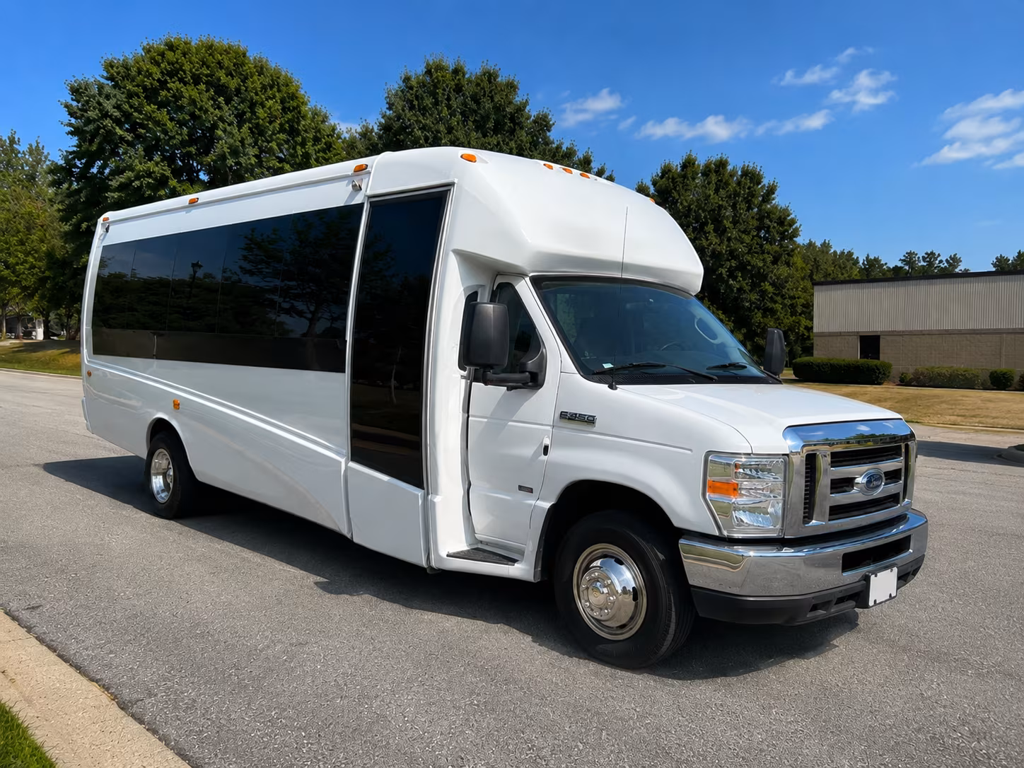 shuttle your guests from nashville hotels to old hickory lake venues with ease